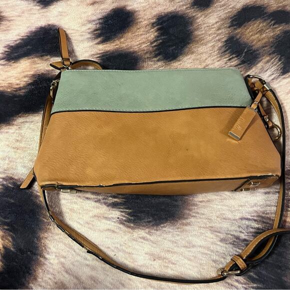 Simply Noelle Neutral Colorblock Crossbody or Shoulder Bag w/ Zipper Closures - Picture 6 of 14